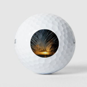 Sonnenuntergang durch die tropische Küste der Palm Golfball
