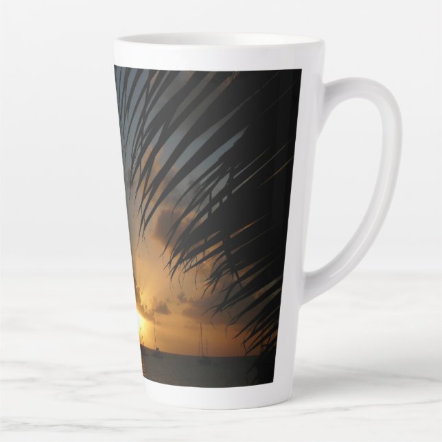 Sonnenuntergang durch die tropische Küste der Palm Milchtasse (Rechts)