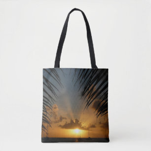 Sonnenuntergang durch die tropische Küste der Palm Tasche
