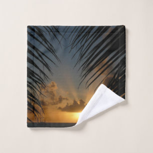 Sonnenuntergang durch die tropische Küste der Palm Waschlappen