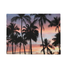 Sonnenuntergang durch tropische Palmen