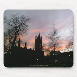 Sonnenuntergang hinter Chuch und Baum-Silhouetten Mousepad