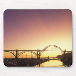 Sonnenuntergang hinter der Newport Bridge, Oregon Mousepad