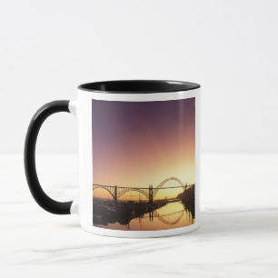 Sonnenuntergang hinter der Newport Bridge, Oregon Tasse