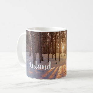 Sonnenuntergang im schneebedeckten Kiefernwald Kaffeetasse