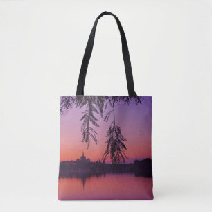 Sonnenuntergang im Sommer am See mit City Skyline Tasche