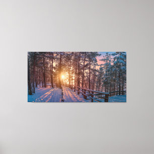 Sonnenuntergang im verschneiten Pinienwald mit Son Leinwanddruck