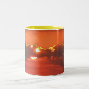 Sonnenuntergang in den Wolken Zweifarbige Tasse