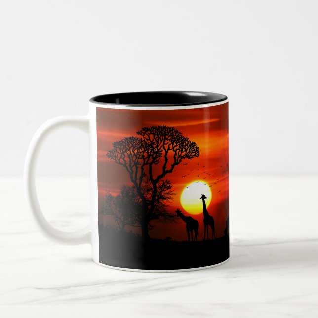 Sonnenuntergang in der afrikanischen Savanne Zweifarbige Tasse (Links)
