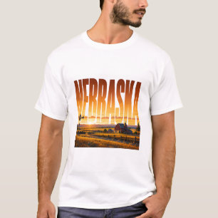 Sonnenuntergang in der goldenen Prärie-Landschaft T-Shirt