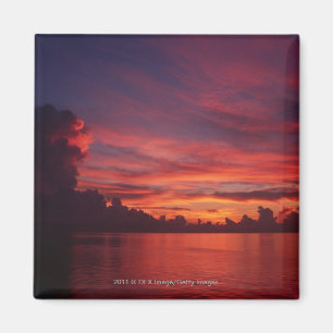 Sonnenuntergang in Meer mit dunklen Wolken Magnet