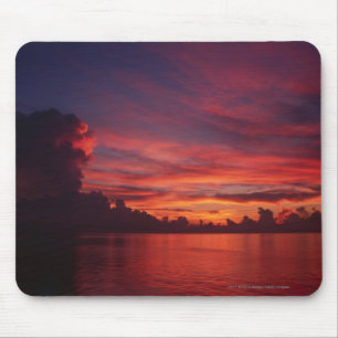Sonnenuntergang in Meer mit dunklen Wolken Mousepad