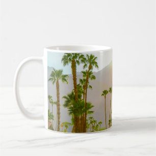 Sonnenuntergang in Palm Springs mit Bergen und Pal Kaffeetasse