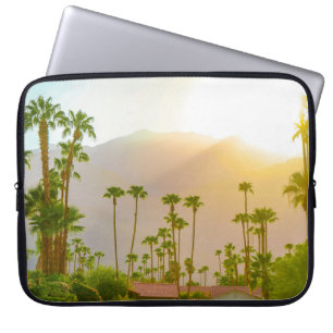 Sonnenuntergang in Palm Springs mit Bergen und Pal Laptopschutzhülle