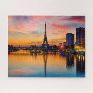 Sonnenuntergang in Paris, Frankreich. Eiffelturm a
