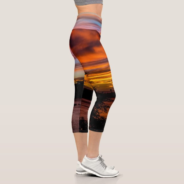 Sonnenuntergang in Praia, Kap Verde Capri Leggings (Rechts)