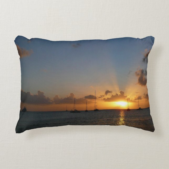 Sonnenuntergang mit Segelbooten Tropical Landscape Zierkissen (Vorderseite)