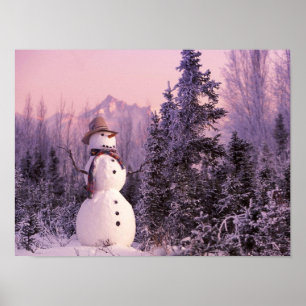 Sonnenuntergang-Schneemann in den Winter-Bergen Poster