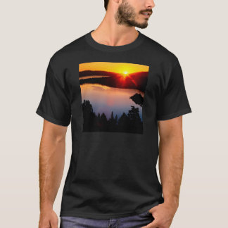 Sonnenuntergang-Smaragdbucht Lake Tahoe T-Shirt