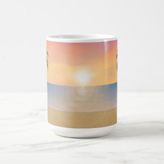 Sonnenuntergang-/Sonnenaufgang-Strand-Szene: Tasse
