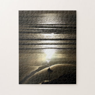 Sonnenuntergang-Surfer an Polzeath Puzzlen