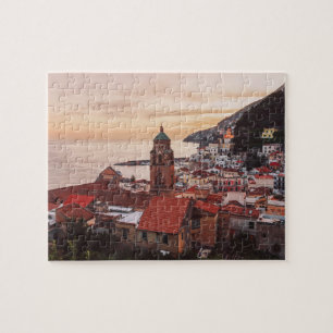 Sonnenuntergang über Amalfi Küstenstadt Italien