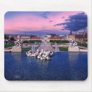Sonnenuntergang über dem Brunnen in Wien Mousepad