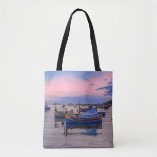 Sonnenuntergang über dem Hafen mit Fischerbooten Tasche