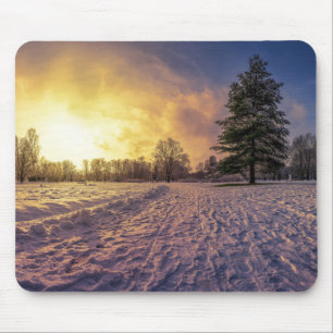 Sonnenuntergang über dem schneebedeckten Winterpar Mousepad