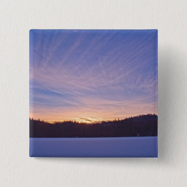 Sonnenuntergang über dem schneebedeckten Wintersee Button (Vorderseite)