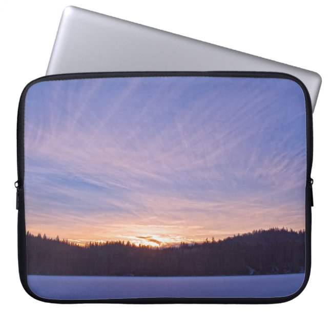 Sonnenuntergang über dem schneebedeckten Wintersee Laptopschutzhülle (Vorderseite)