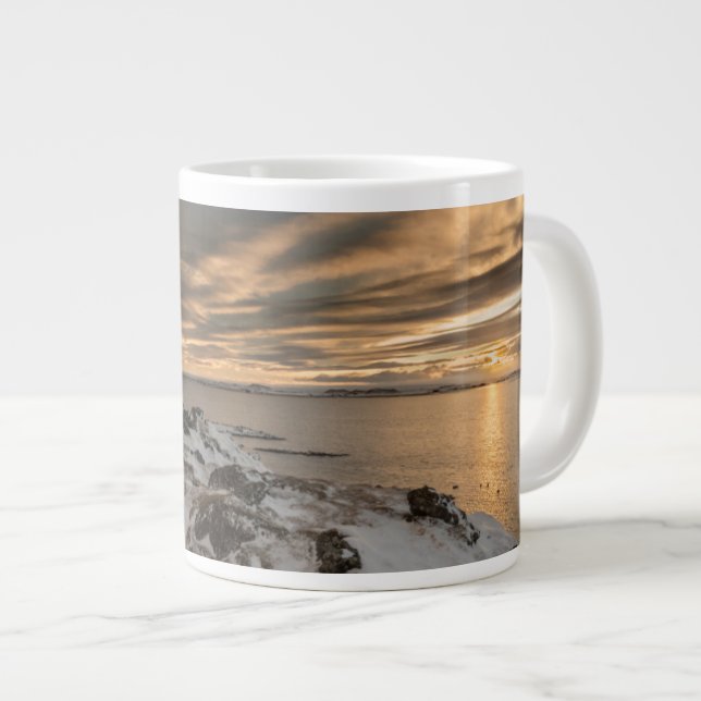 Sonnenuntergang über dem See Myvatn, Island Jumbo-Tasse (Vorderseite Rechts)
