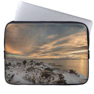 Sonnenuntergang über dem See Myvatn, Island Laptopschutzhülle
