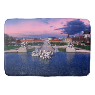 Sonnenuntergang über dem Springbrunnen in Wien Badematte
