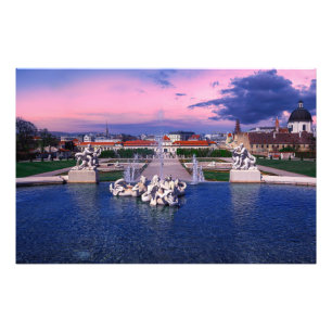 Sonnenuntergang über dem Springbrunnen in Wien Fotodruck