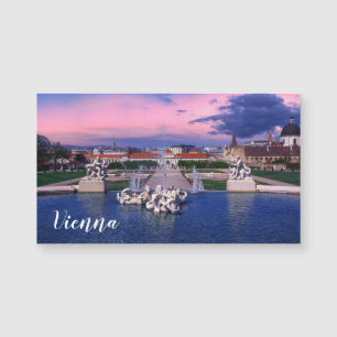 Sonnenuntergang über dem Springbrunnen in Wien Magnetkarte