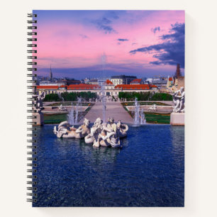 Sonnenuntergang über dem Springbrunnen in Wien Notizbuch