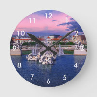 Sonnenuntergang über dem Springbrunnen in Wien