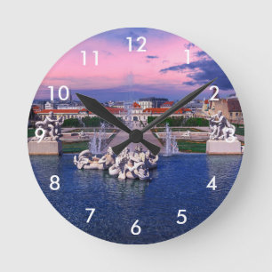 Sonnenuntergang über dem Springbrunnen in Wien Runde Wanduhr