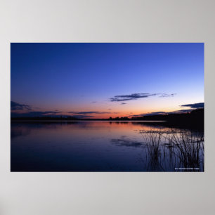 Sonnenuntergang über dem Wabamun-See mit Gras Poster