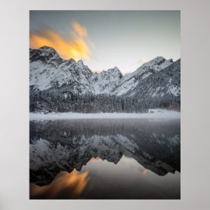 Sonnenuntergang über den Bergen am Fusinischen See Poster
