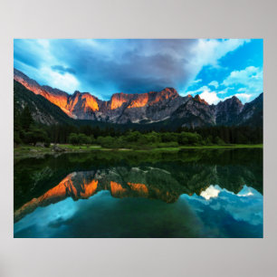 Sonnenuntergang über den Bergen am See Fusine, Poster