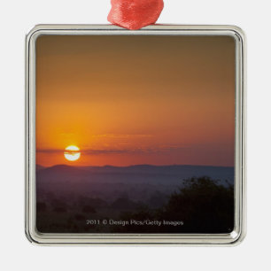 Sonnenuntergang über der afrikanischen Landschaft Ornament Aus Metall