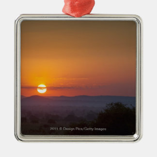 Sonnenuntergang über der afrikanischen Landschaft Ornament Aus Metall