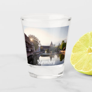 Sonnenuntergang über der alten mittelalterlichen B Schnapsglas