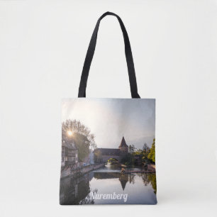 Sonnenuntergang über der alten mittelalterlichen B Tasche