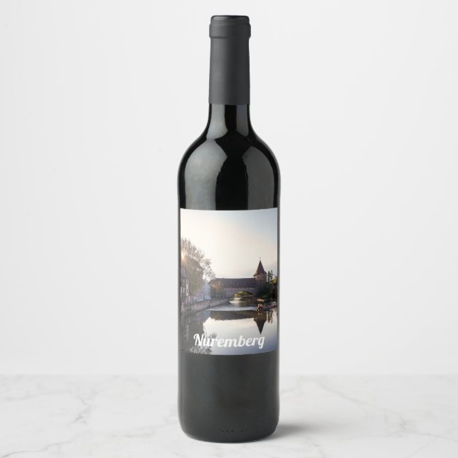 Sonnenuntergang über der alten mittelalterlichen B Weinetikett (Vorderseite)