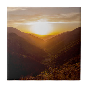Sonnenuntergang über der Berglandschaft Fliese