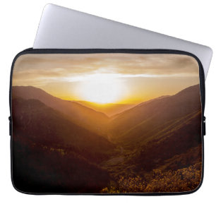 Sonnenuntergang über der Berglandschaft Laptopschutzhülle