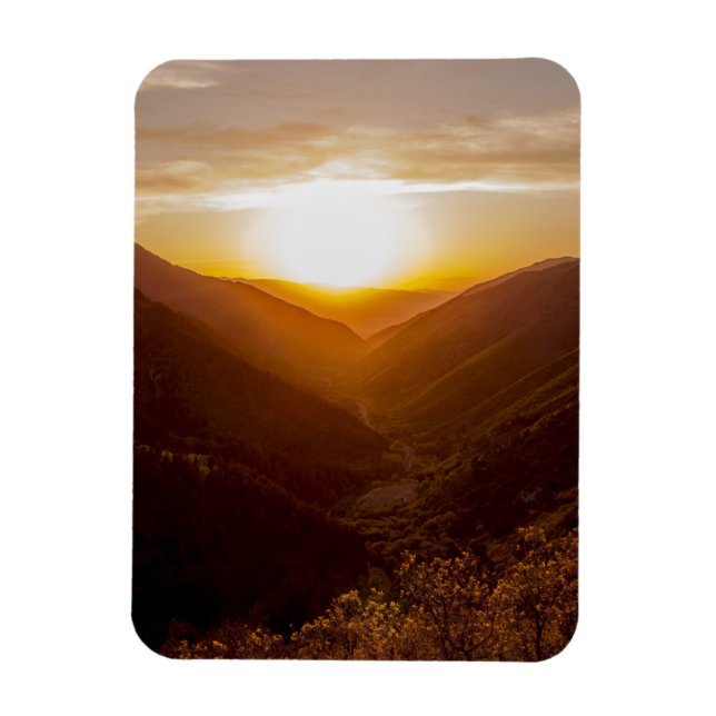 Sonnenuntergang über der Berglandschaft Magnet (Vertikal)